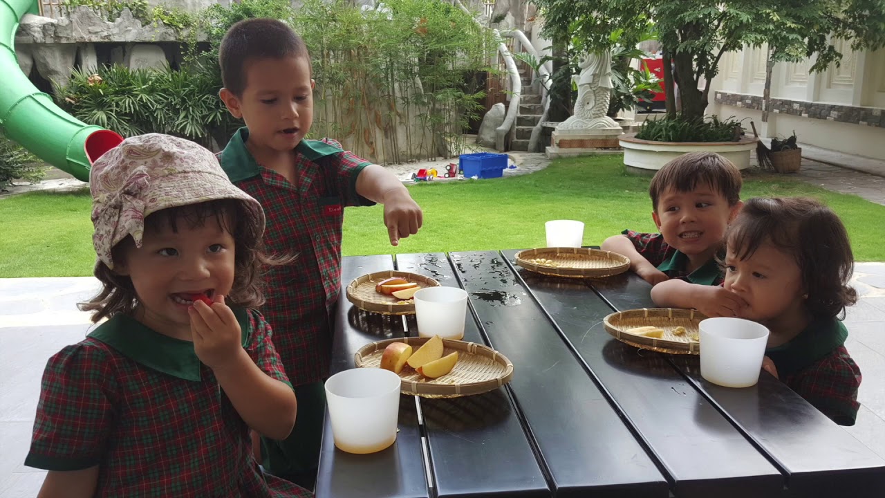 observe-and-listen-to-children-etonhouse-e-maison-international-pre