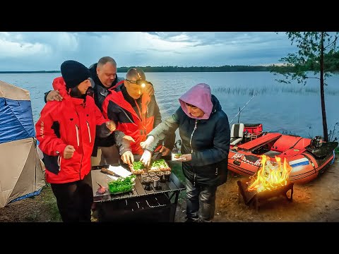 С ПАЛАТКАМИ  К ЛЕСНОМУ ОЗЕРУ//ЛЕТНИЙ КЕМПИНГ НА ОЗЕРЕ//ВСЕ В СБОРЕ