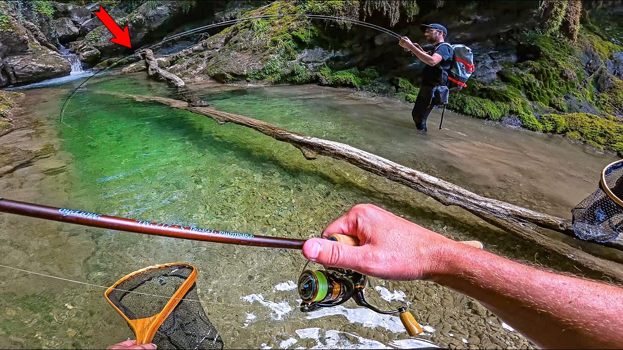 Je dépose un ver de terre au fond de ce trou.. C'est la MEILLEURE technique pour pêcher la truite !!