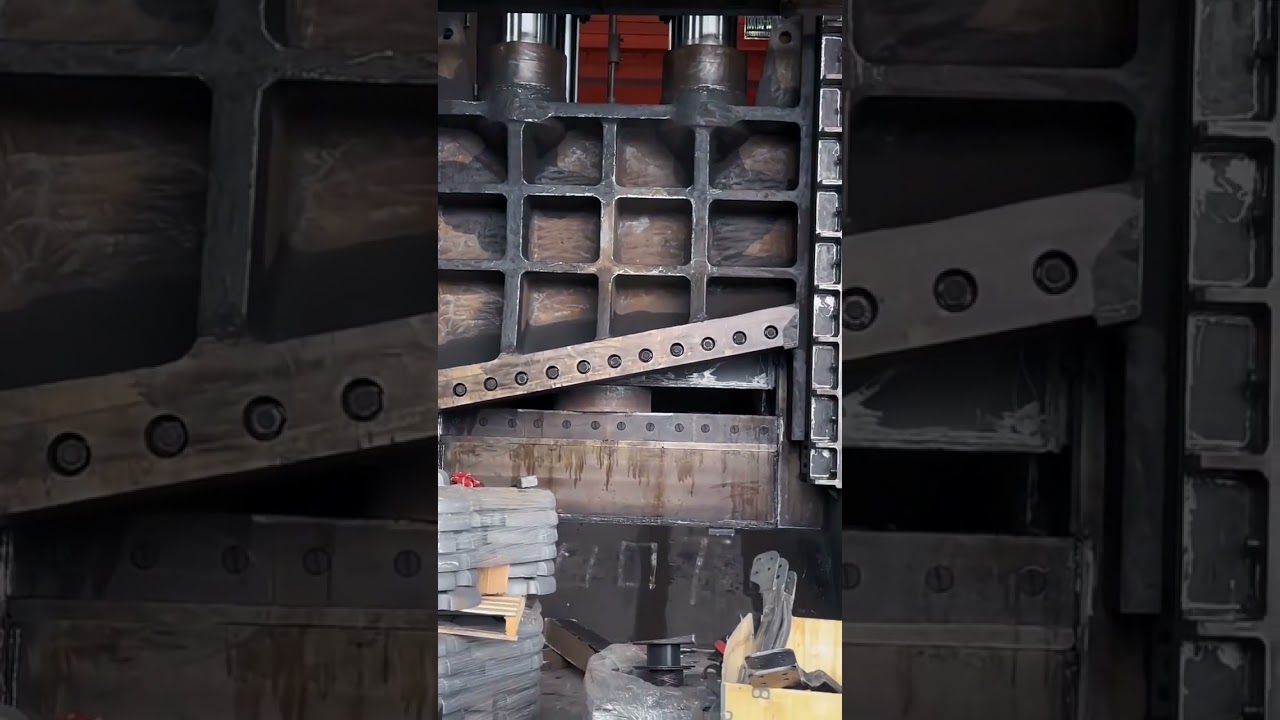 1600 ton Gantry Guillotine Scrap Metal Shear Cuts 20cm Steel Plate