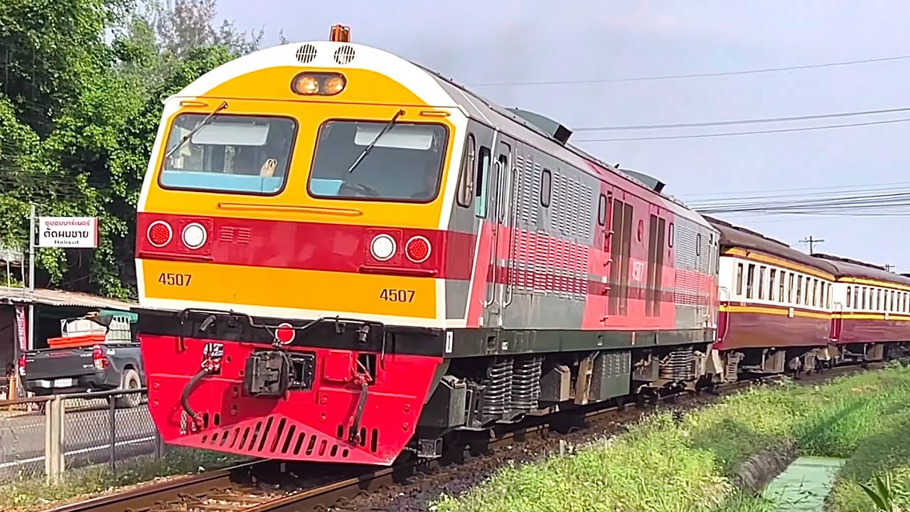 SRT. #สีสดใสบาดใจวัยรุ่น รถจักร HITACHI 4507 สีใหม่ ทำขบวนรถพิเศษที่ 969 ที่สถานีรถไฟสุราษฎร์ธานี