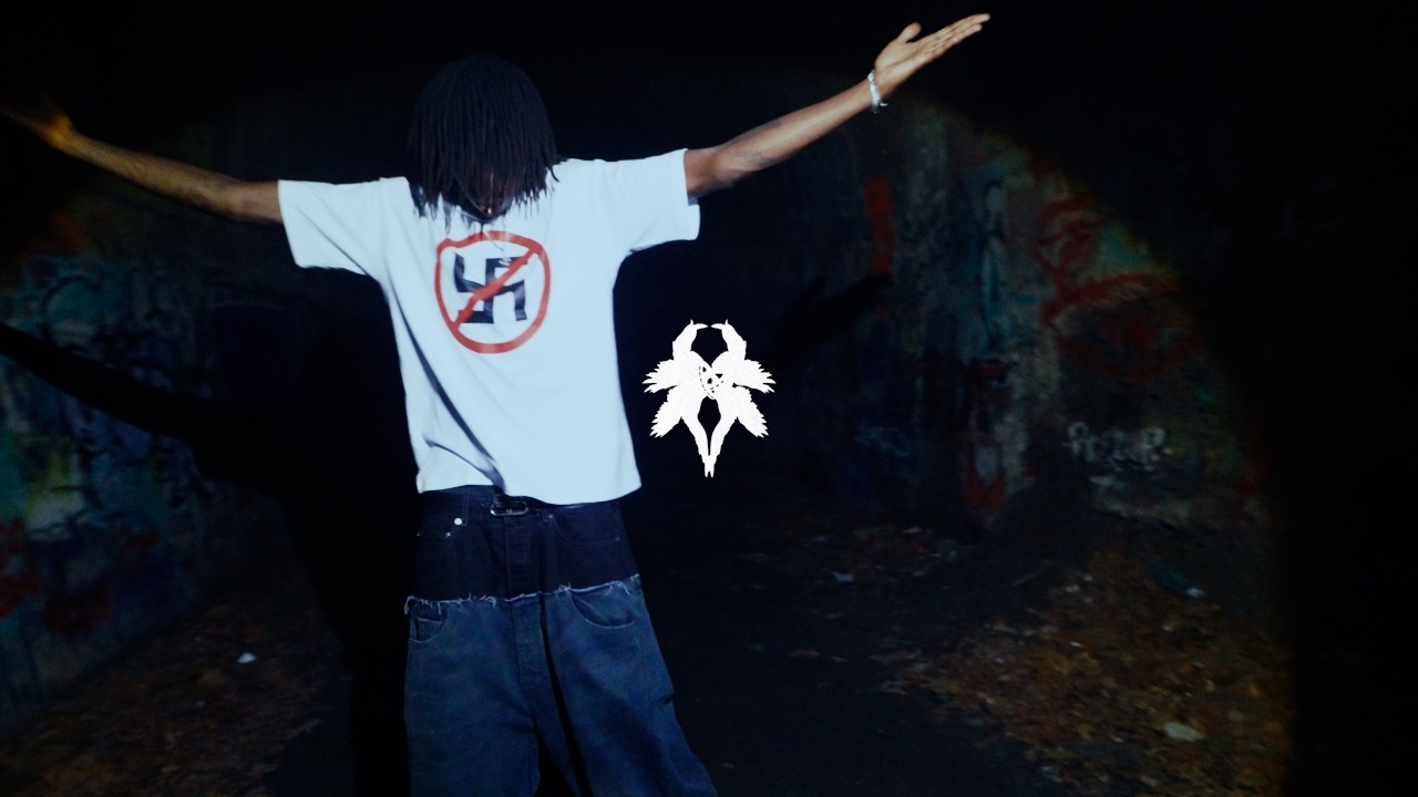 Смотреть «Yves! - SAVIOR. (Official Music Video)» на YouTube Смотреть «Yves! - SAVIOR. (Official Music Video)» на YouTube