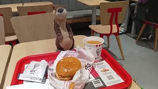 Fütterung Otter Marlenka in Leipzig Hbf bei KFC