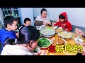 農村過元宵節，看看婆媳準備什麼，一桌都是好吃的 | Para o Festival Lanterna, prepare uma mesa cheia de guloseimas