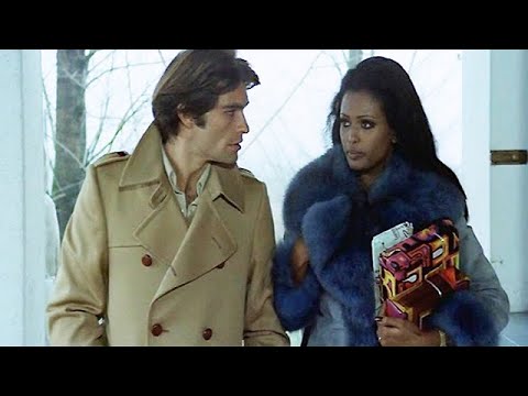 213 Italian movie with a woman in fur coat