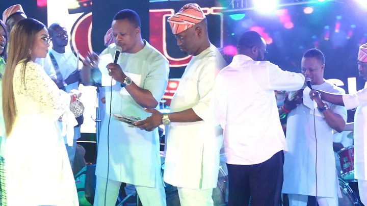 MOMENT FEMI ADEBAYO CHASE IYABO OJO ON STAGE AS THERE SPRAY MONEY ON ATORISE PERFORM@K1 FEST 2 0