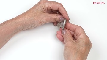 How to turn your hearing aids on and off, Bernafon AlphaXT miniBTE T R, English Master with subs