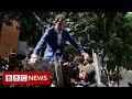 Guaidó tries to climb over fence to enter assembly - BBC News