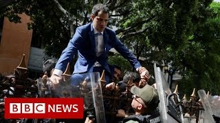 Guaidó tries to climb over fence to enter assembly - BBC News