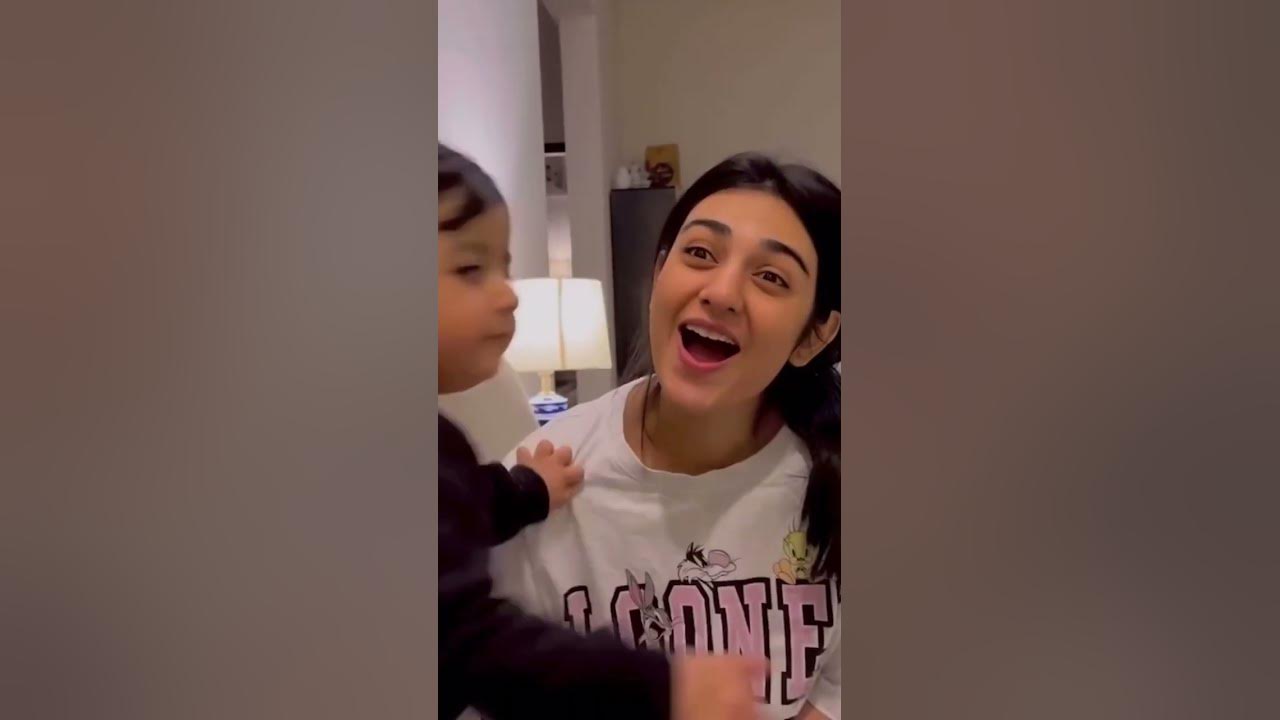 Sarah khan apni beti ka sath mastiyan 😘😍❤️#sarahkhan#falakshabir#shorts#viral#arzooshorts