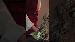 Adding Final Touches to the Christmas Wreath #wreaths #asmr #christmaswreath #christmas