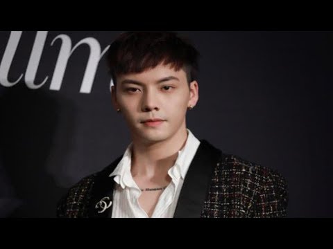 楊穎、陳偉霆罕見出席同壹個活動，為避嫌楊穎故意遲到不走紅毯？