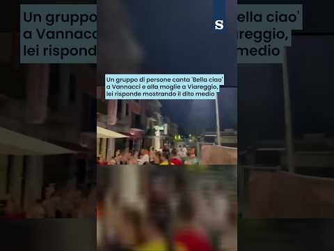 Video CANTANO 'Bella CIAO' a VANNACCI: la moglie mostra il DITO MEDIO