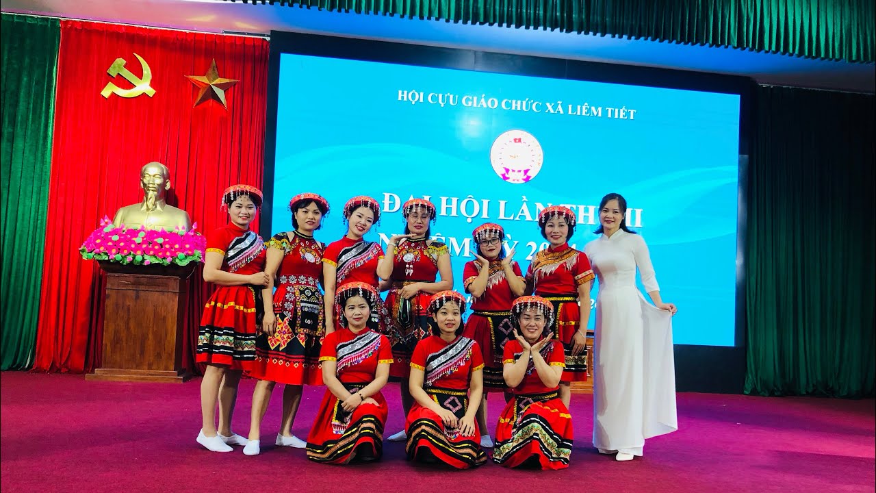 Em là cô giáo vùng cao-GV trường Tiểu học Liêm Tiết chúc mừng đại hội cựu giáo chức xã