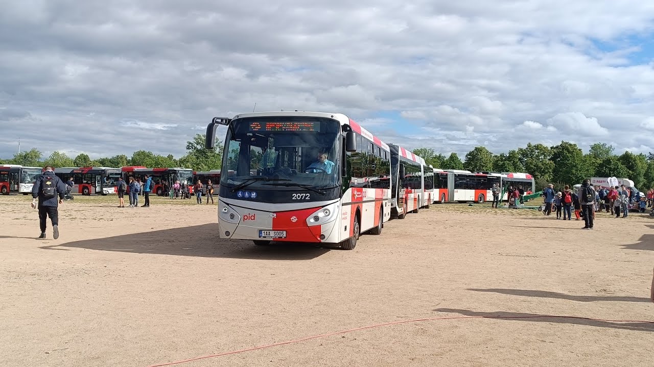 Odjezd vystavených autobusů z Letenské pláně v rámci Autobusového dne PID 2024 w/