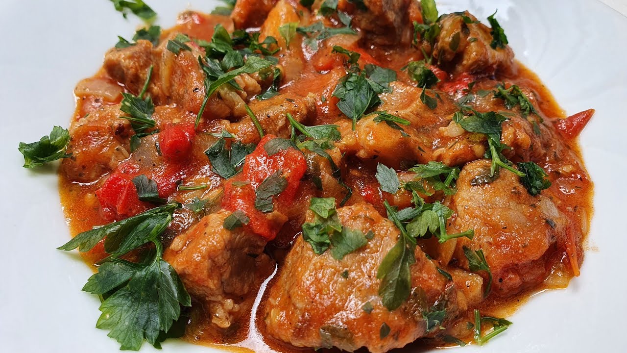 Свинска кавърма с много лук,чушки и домати!Pork with peppers, onions and tomatoes.