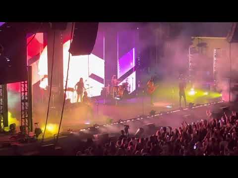Sam Hunt singing Body Like A Back Road