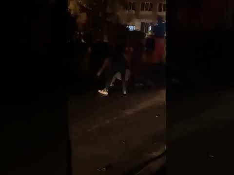 Um tânăr este bătut cu pumnii și picioarele, în Bistrița, în plină stradă.
