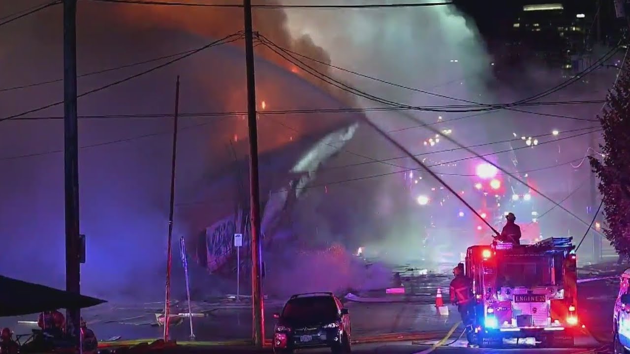 Abandoned building catches fire, collapses in SE Portland - YouTube