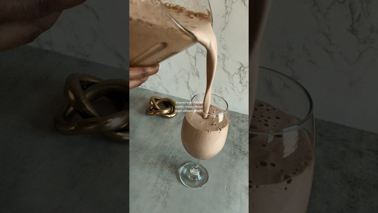 Collagen smoothie🥛 Almond milk (hint of vanilla), cocoa, coconut sugar, collagen powder 