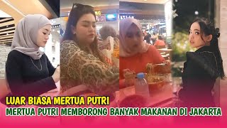 Mertua Putri Isnari Memborong Banyak Makanan di Jakarta