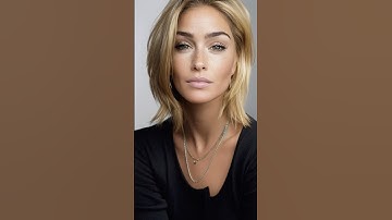 ✨ Ze glimlacht ingetogen — alsof haar ziel van binnenuit straalt.