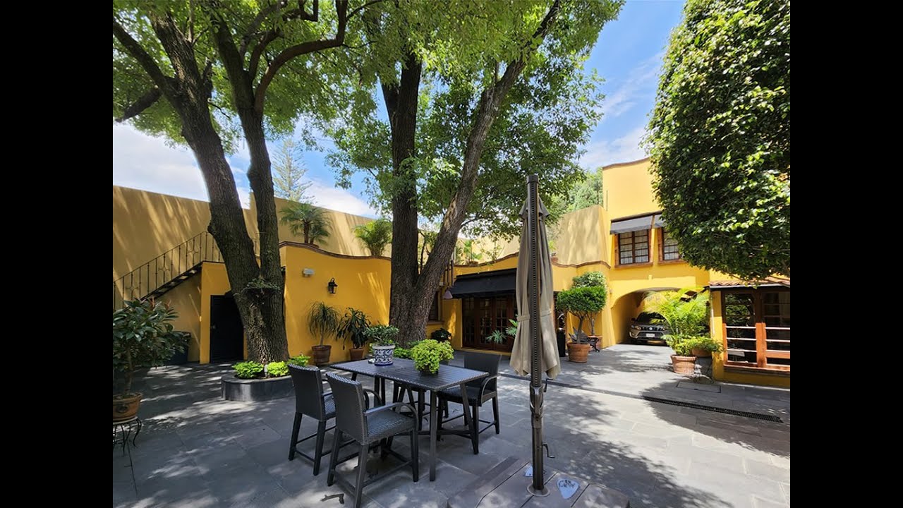 Magnífica residencia en Coyoacán, con un patio jardín de revista, estilo mexicano