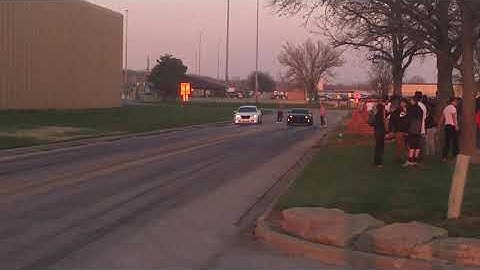 Chrysler 300 Hemi vs Camaro 2.0 turbo