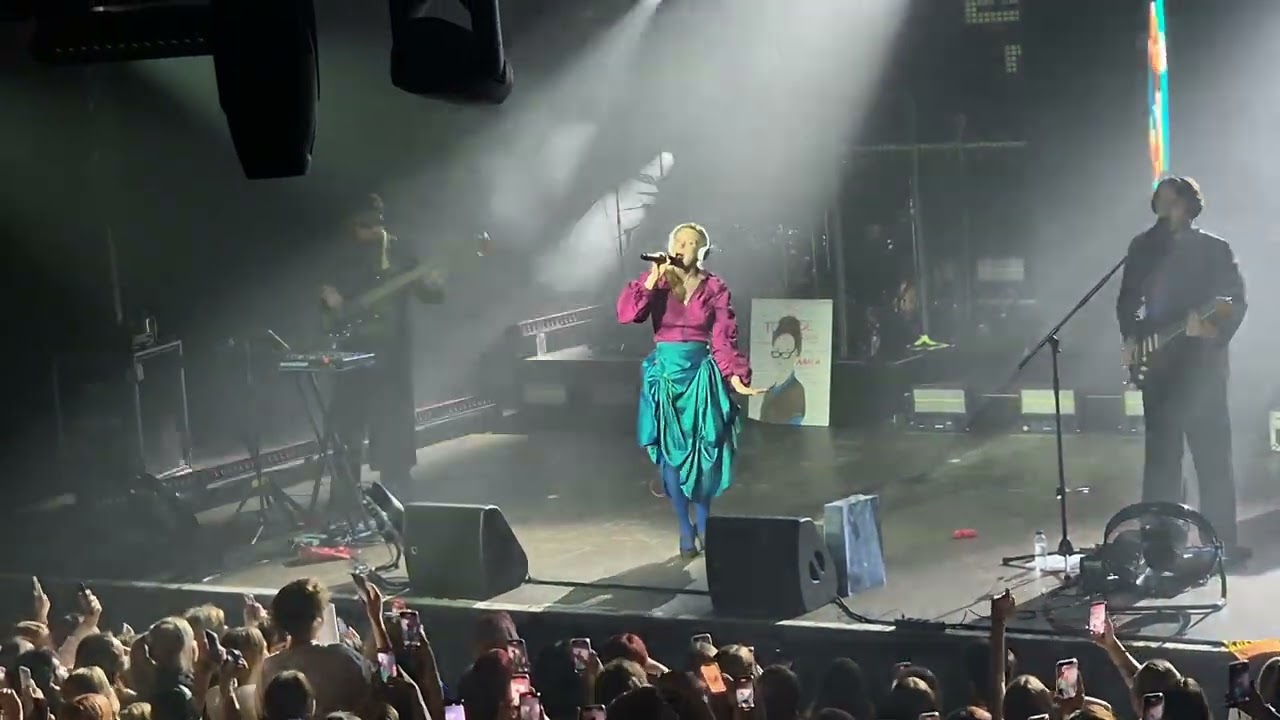 Монеточка - У мамы есть секрет (Live at Barcelona 2025)