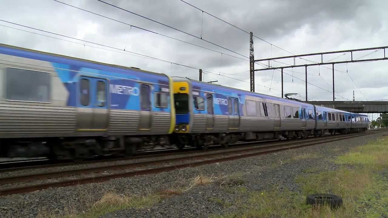 Metro Trains Melbourne & V/line Country Passenger Trains at Oakleigh ...