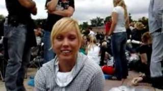 U2 360 - Berlin - Fans Outside (german)