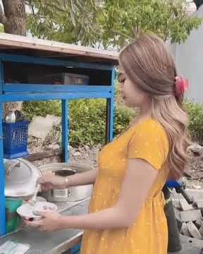viral..cewe cantik manis jualan mie ayam
