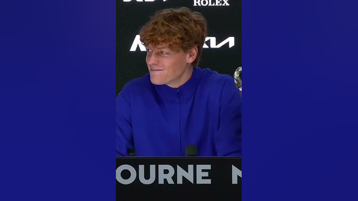 Jannik Sinner brinda con lo champagne in conferenza stampa dopo la vittoria degli Australian Open 🦊