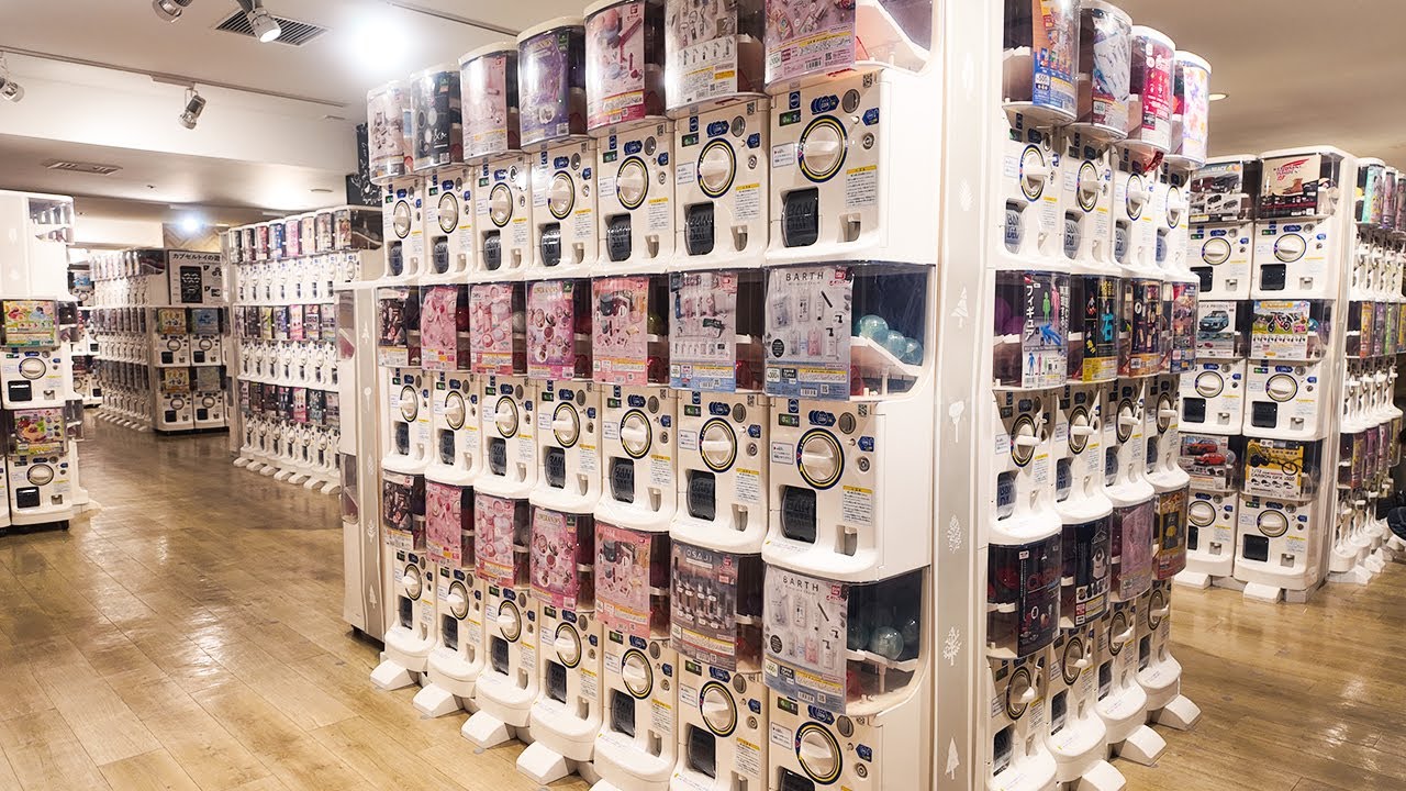 Пробуем гачапон в магазине капсульных игрушек у станции Синдзюку 🦖🇯🇵｜Gachagacha no Mori｜Токио