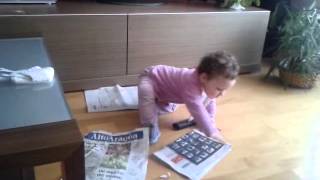 Laura leyendo el peri�dico