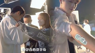 Cheng Xiao pinched Xu Kai's muscles secretly, and Xu Kai lifted up his clothes for her to touch