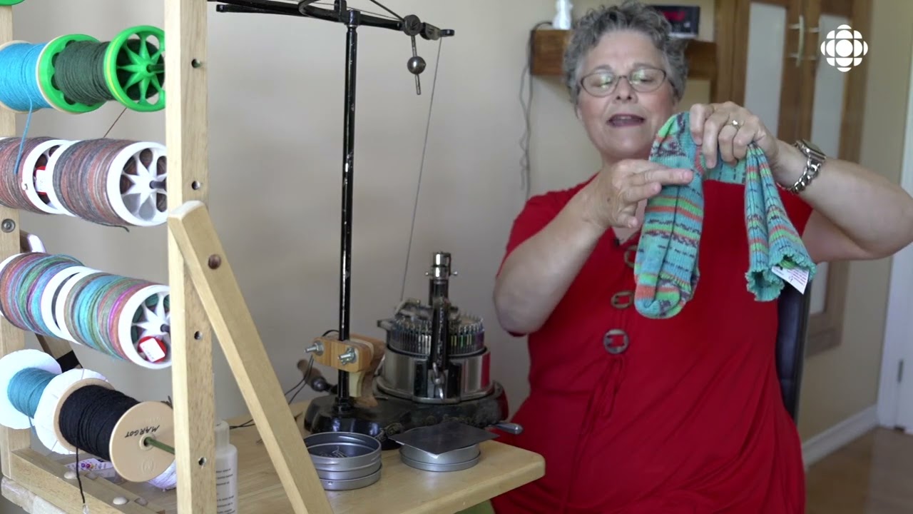 Tricoter des bas avec une machine de la Première Guerre mondiale