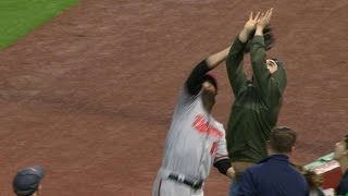 BAL@BOS: Smith grabs a foul ball in the stands