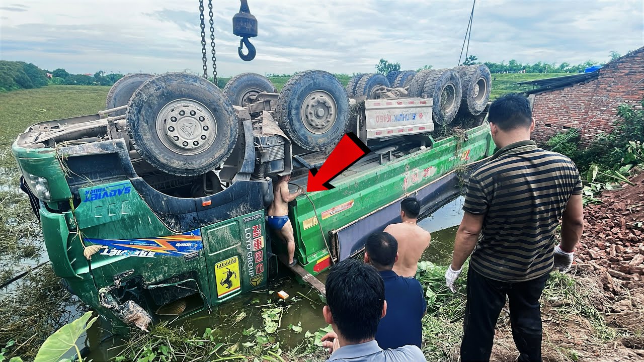 QUY TRÌNH GIẢI CỨU: XE BEN HOWO LAO DỐC BỊ LẬT VÀ ĐƯỢC CỨU HỘ BỞI  XE CẦN CẨU CHUYÊN DỤNG 50 TẤN