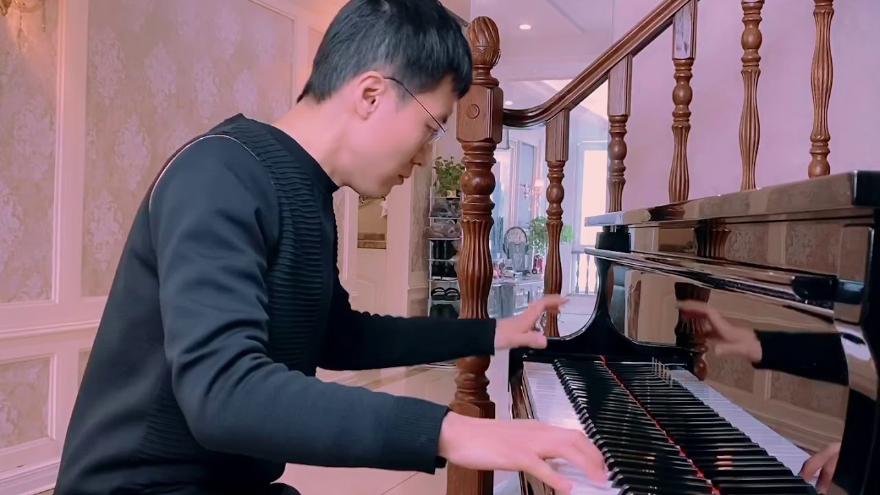靳奇钢琴即兴演奏《射雕英雄传》主题曲《铁血丹心》洪山19栋演奏 洪山十九栋