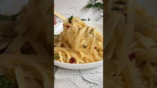 Aglio olio e pepperoncino | aglio olio spaghetti recipe | simple Italian med cookingshorts