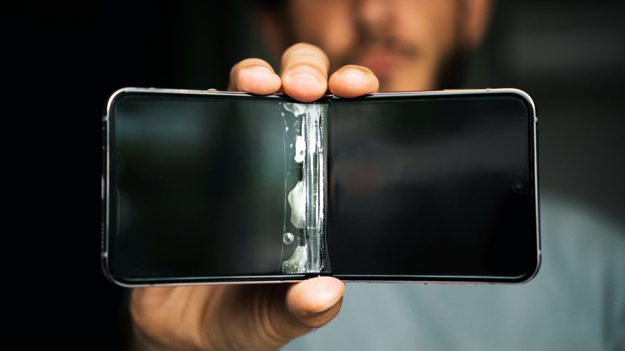 Купил Galaxy Z Flip 5, а он развалился за полгода