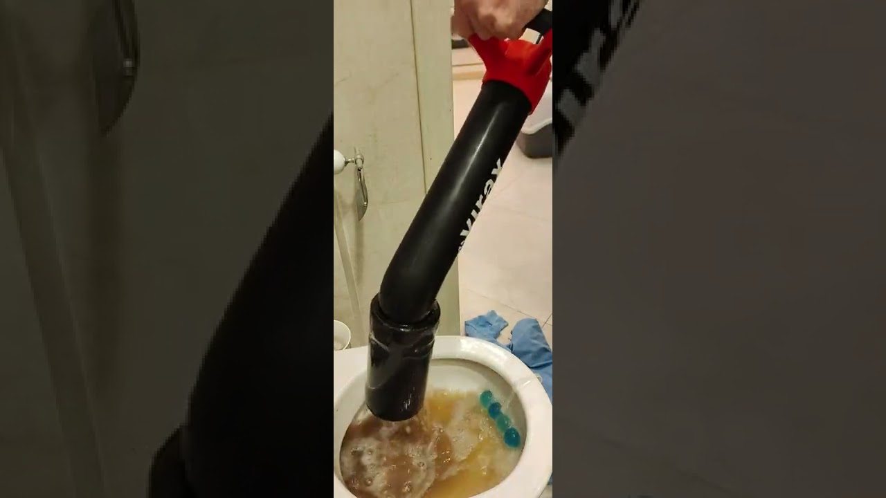 Быстро устранил засор унитаза.