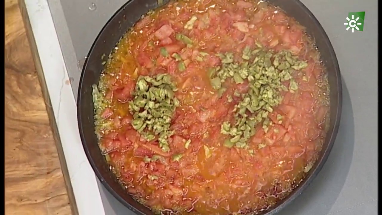 Cómetelo | Pastel de verduras con salsa de tomate