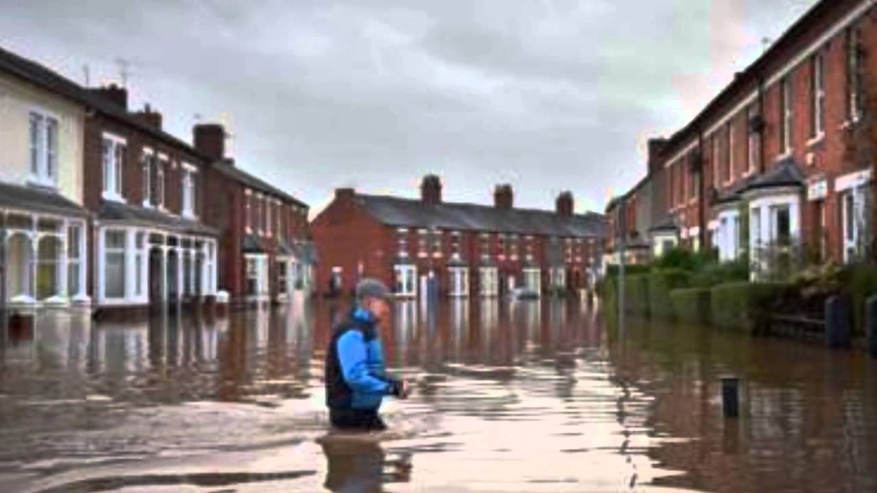 Storm Desmond: Engineers battle to restore power to 43,000 homes. - YouTube