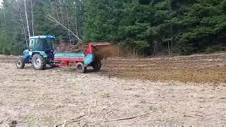 Razbacivanje Stajnjaka-Puna Prikolica Za 1 Minut Traktor Zemljista