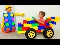 Vlad e Nikita montar no carro esportivo de brinquedo fingir jogar com brinquedo colorido