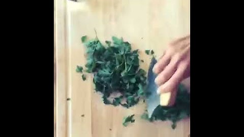 How to cut and chop herbs (parsley), fast!