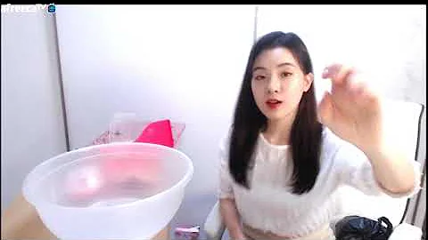 Lim Sung Mi feed her pet