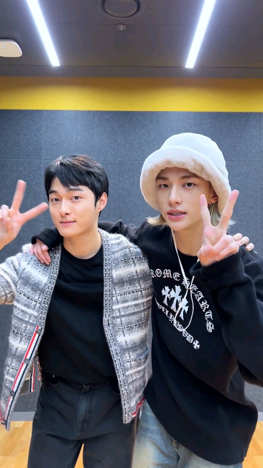 현진 의 #락챌린지 #LALALALA_Challenge 🤘 w/ #윤찬영 #YOONCHANYOUNG